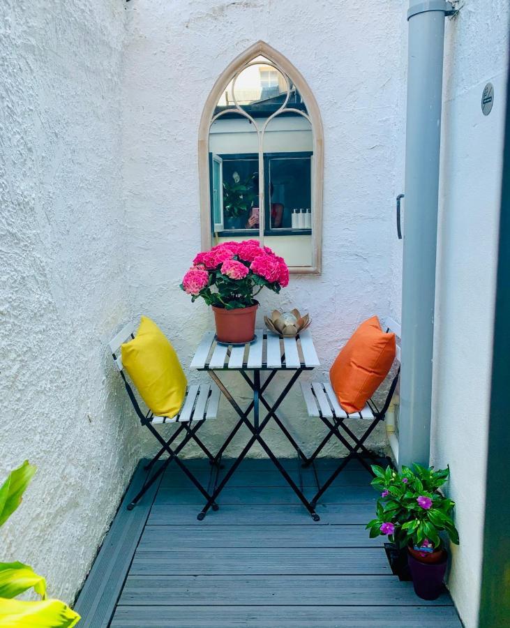 Townhouse: Modern With Private Patio