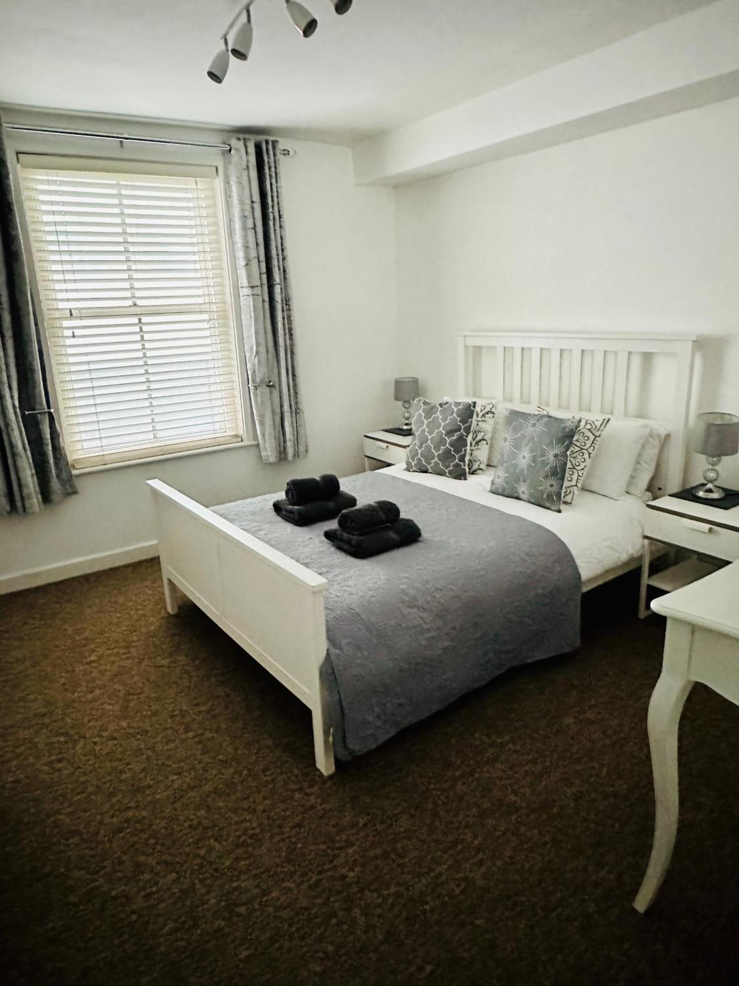 Townhouse: Modern With Private Patio *