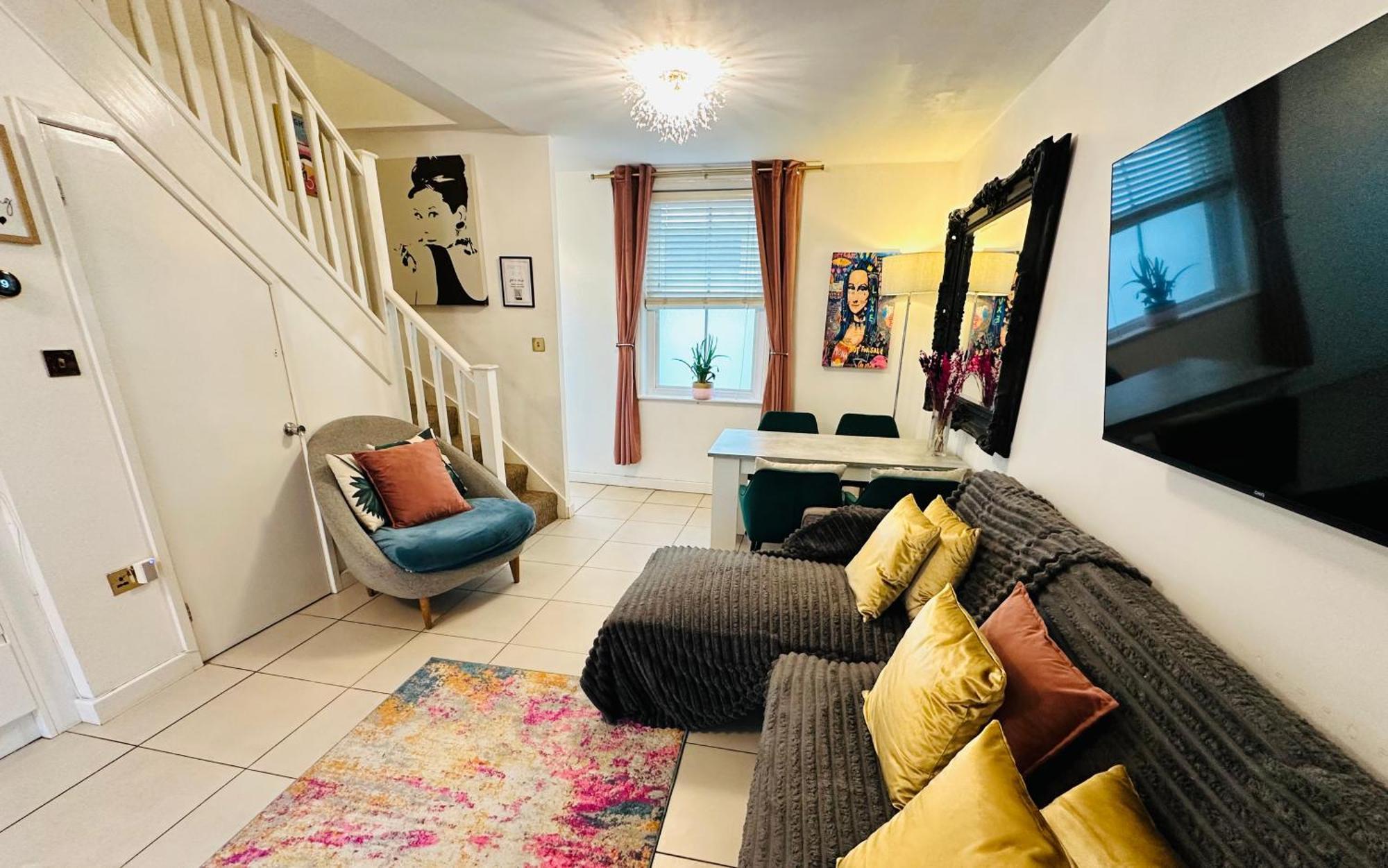 Townhouse: Modern With Private Patio Holiday home *