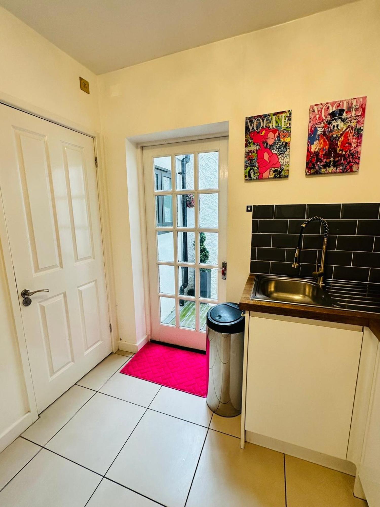 Townhouse: Modern With Private Patio